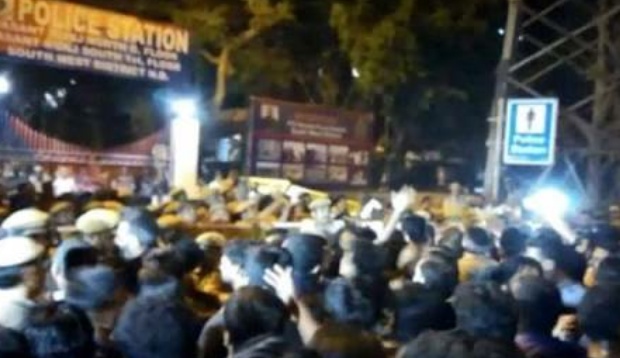 यौन शोषण के आरोपी प्रोफेसर की गिरफ्तारी के लिए पुलिस से भिड़े छात्र