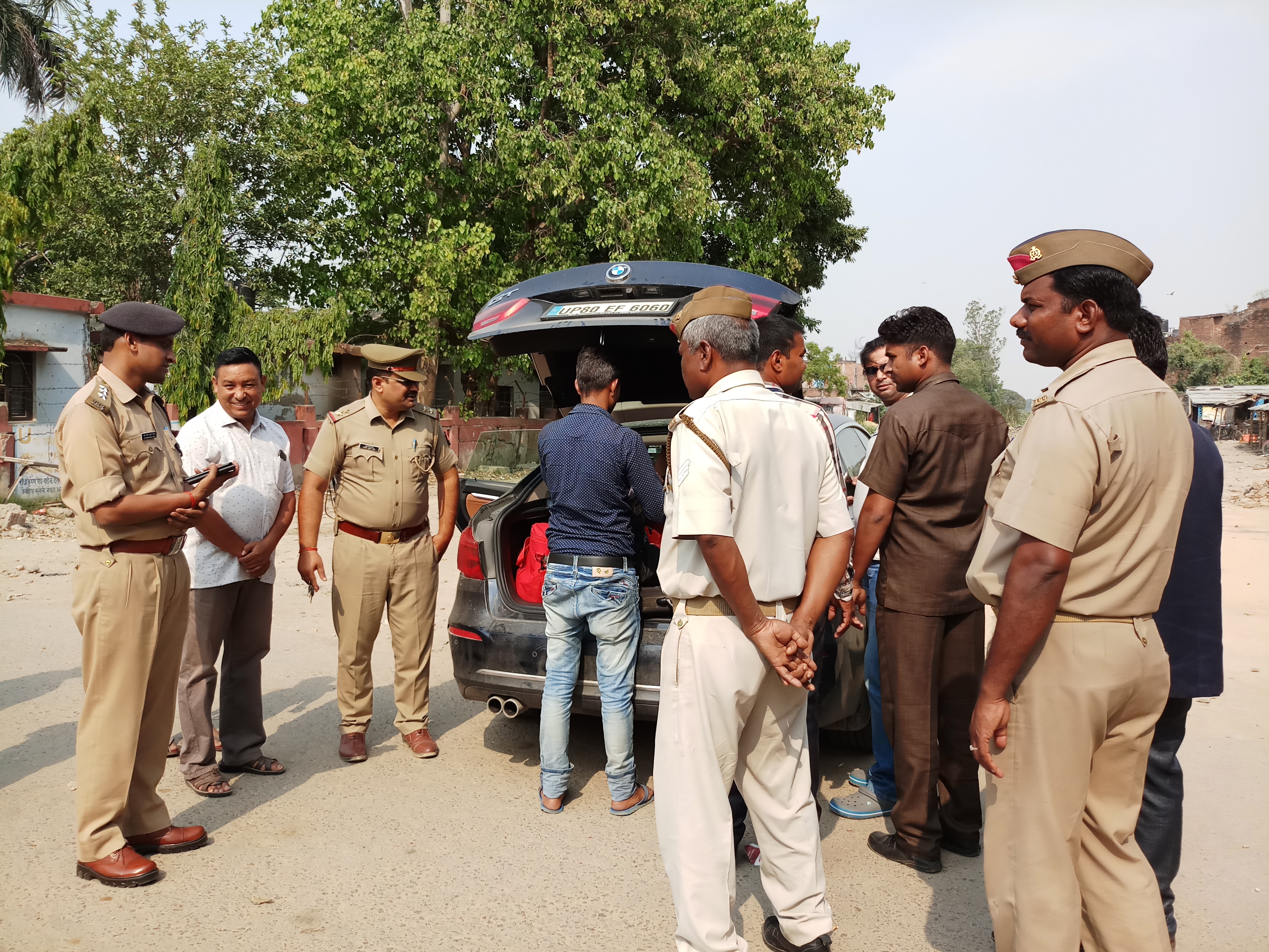 सोनौली बार्डर पर वाहनो तथा संदिग्धो की हुई सघन जांच