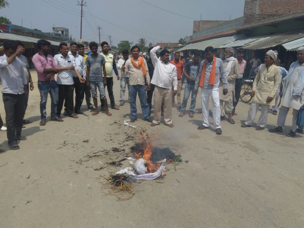 हियुवा ने ममता बनर्जी का पुतला फूंका,सड़क पर उतर आंदोलन की चेतावनी