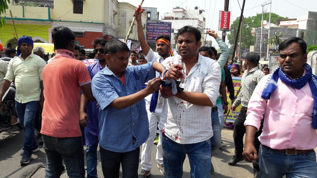 गोरखपुर में सड़क पर उतरे आरक्षण समर्थक कार्यकर्ता