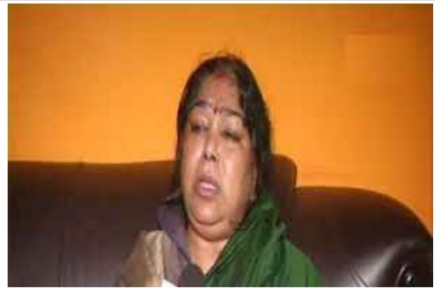 उन्नाव गैंगरेप : कुलदीप सेंगर की पत्नी DGP से मिली, कहा मेरे पति को फंसाया जा रहा है, हो नार्को टेस्ट