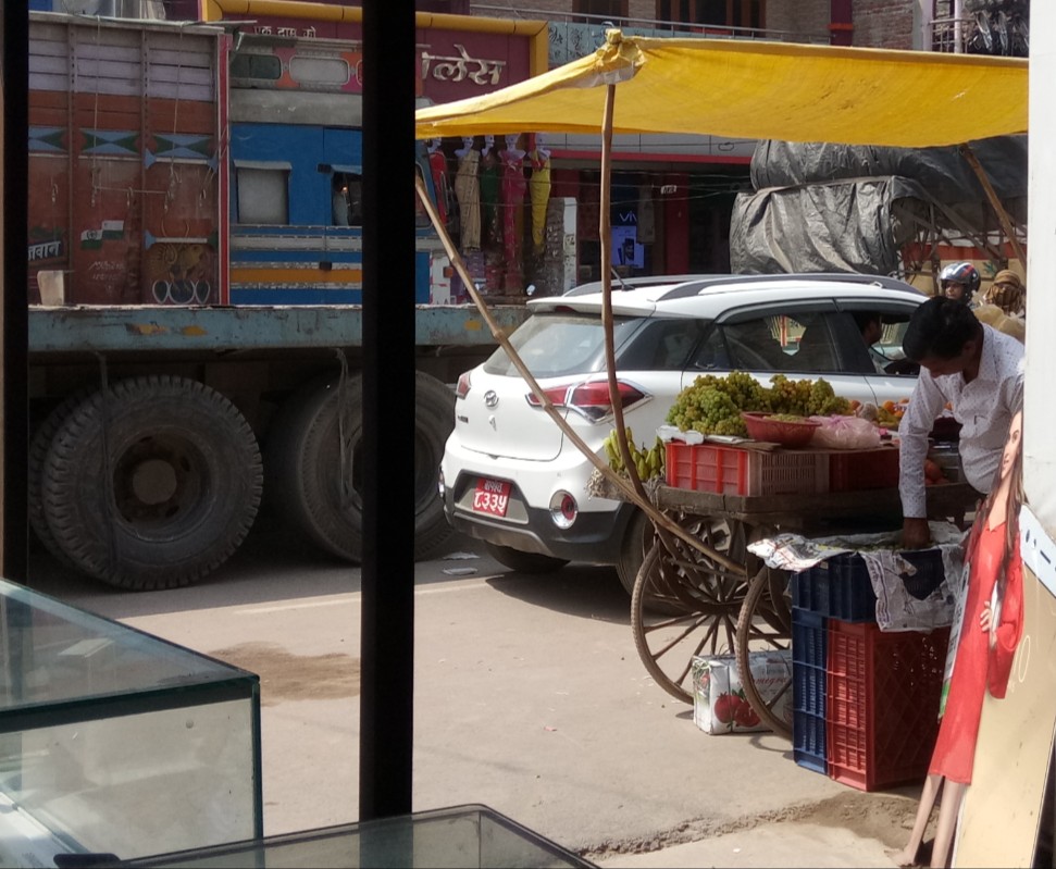 सोनौली::फुटपाथ पर सजी दुकानें,राहगीर हलकान