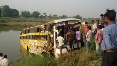 नेपाल बुटवल से मुंबई जा रही बस शाहजहांपुर-लखीमपुर की सीमा पर पलटी,10 जख्मी