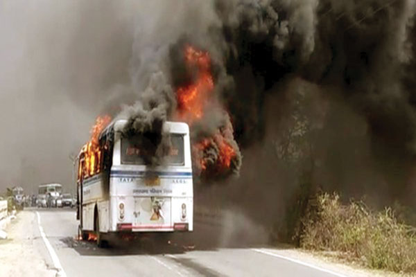 धूं-धूं कर जली बस, दरोगा की मौत