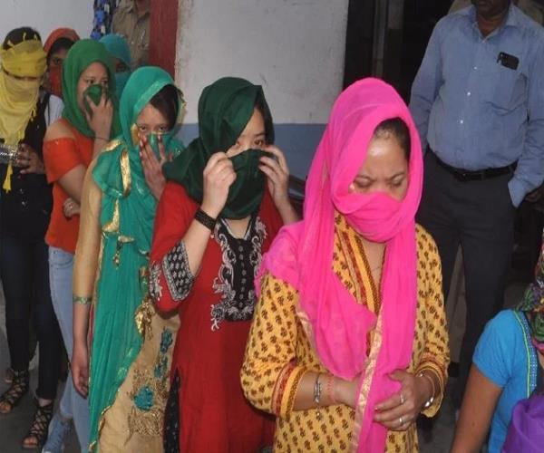 नेपाल से लड़कियां लाकर कराया जा रहा था देह व्यापार, पुलिस ने छापा मार कराया मुक्त