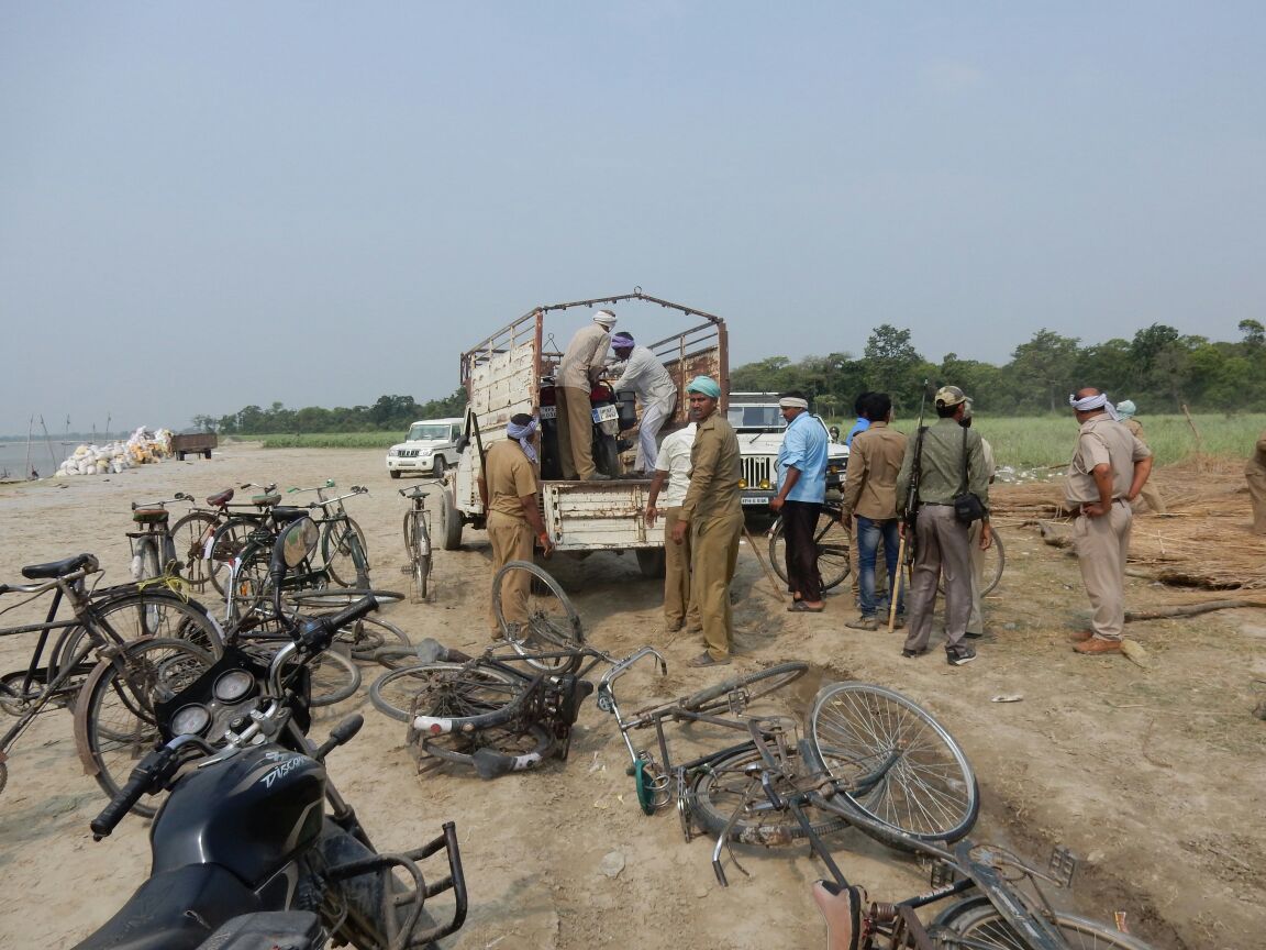 निचलौल::वन विभाग ने बंद कराया अवैध बालू खनन