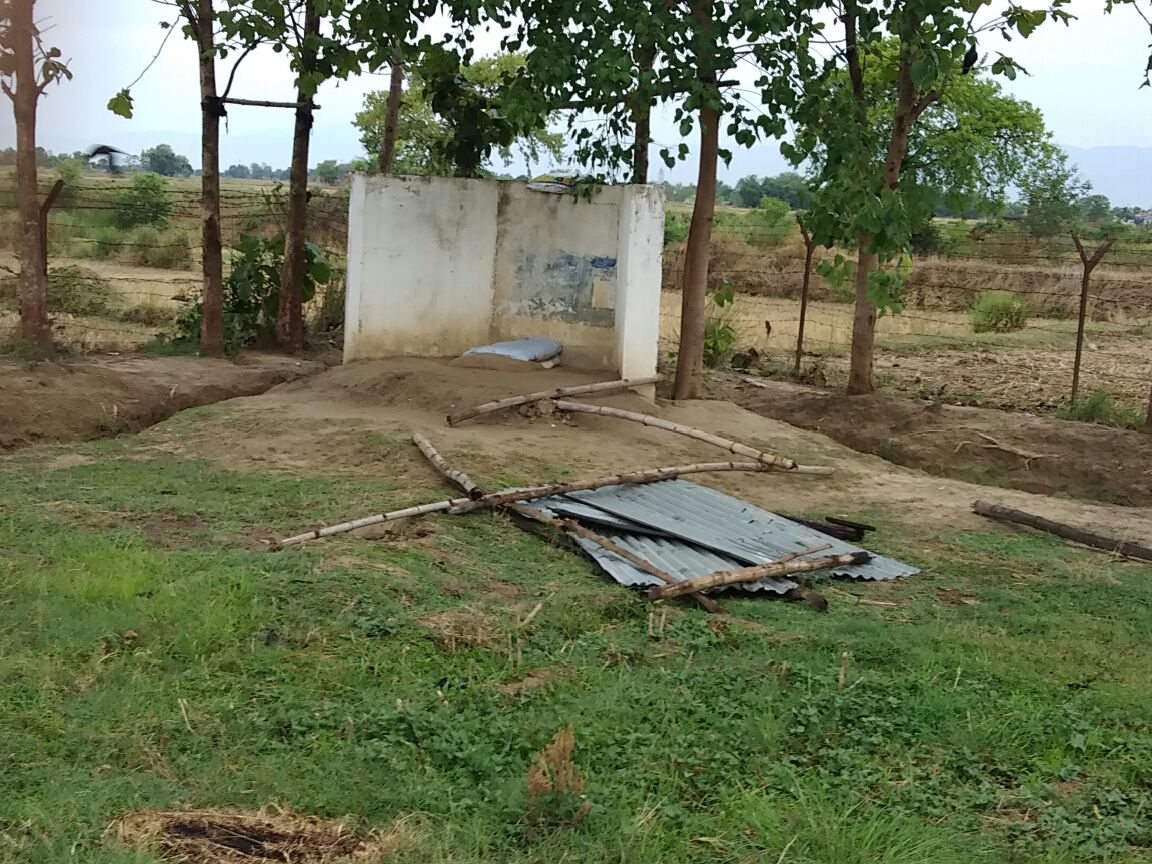 तेज आंधी से तबाह हुआ डंडा हेड़ एसएसबी कैंप, तीन जवान बाल-बाल बचे