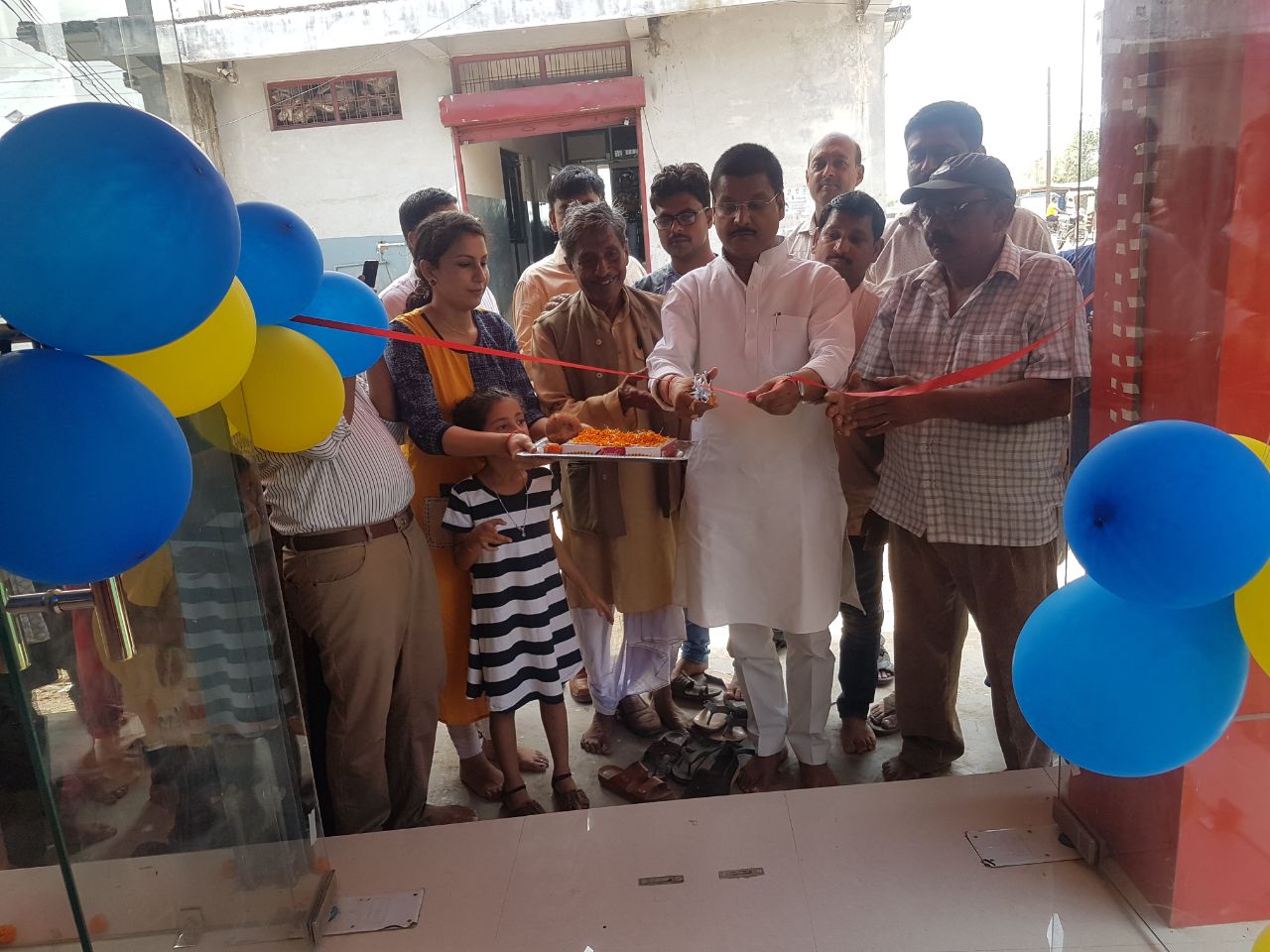 आधुनिक वस्त्रो का भन्डारण है विशाल मार्ट---सुधीर त्रिपाठी