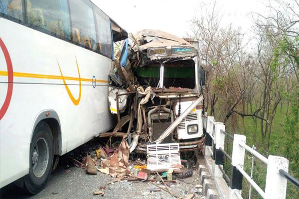 रानीपोखरी पुल पर ट्रक-बस की भिड़ंत,1 की मौत