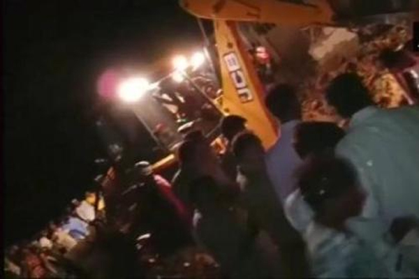 उत्तर प्रदेश में आंधी तूफान ने मचाया हड़कंप, मस्जिद की मीनार गिरी, 4 की मौत