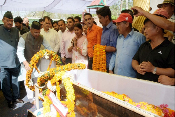 रावत ने सीमापार की गोलीबारी में शहीद हुए सैनिक को श्रद्धांजलि दी