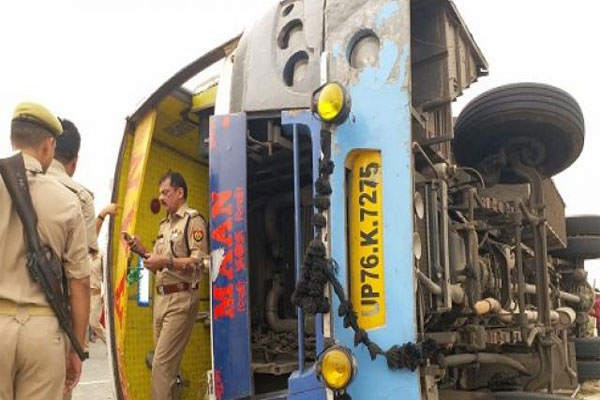 UP :मैनपुरी में बस पलटने से 16 की मौत,17 घायल