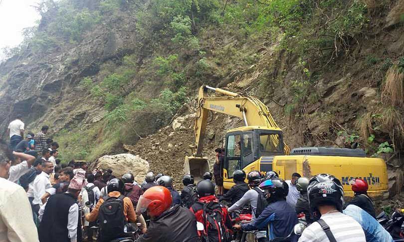 पहाड़ टूटकर गिरने सर बुटवल-पाल्पा मार्ग अवरुद्ध, खुला