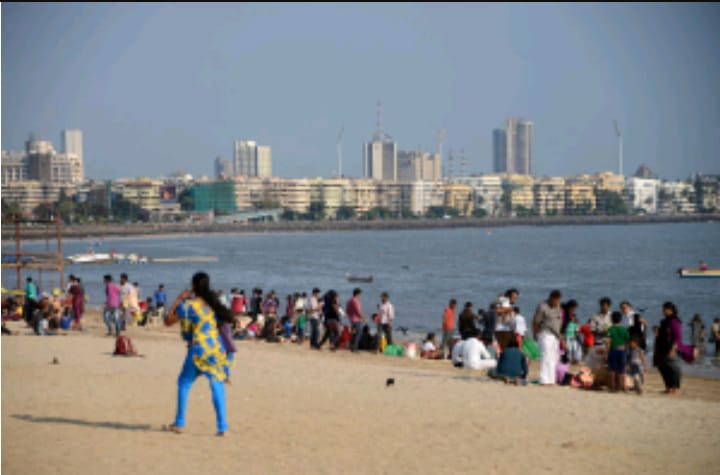 मुंबई :समुद्र में नहाने गए पांच दोस्त डूबे