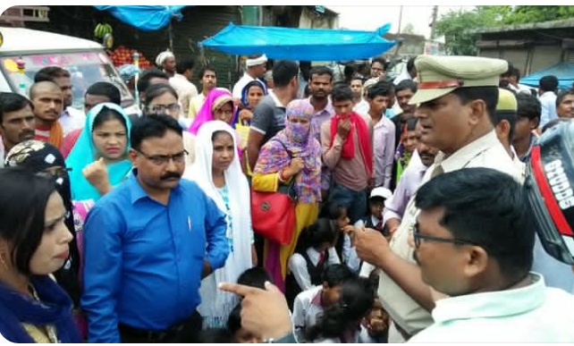 महराजगंज -गोरखपुर मार्ग जामकर बच्चो,अभिवावको ने किया प्रदर्शन