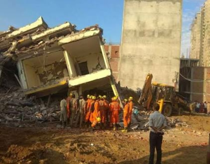 ग्रेटर नोएडा हादसा: दो इमारत ढही कई लोगों के दबने की आशंका