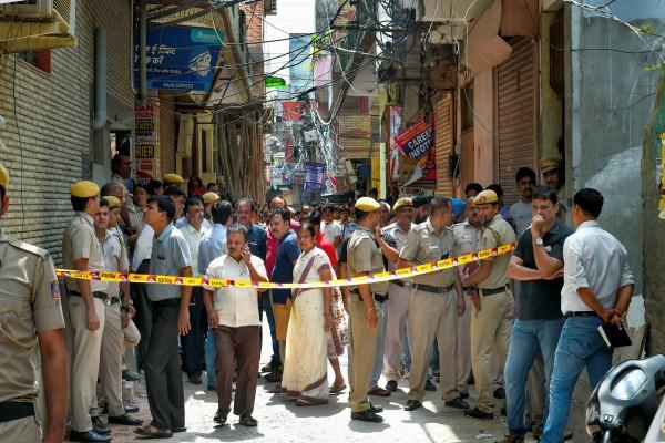 दिल्ली में एक ही घर से मिले 11 शव, पुलिस हत्या या आत्महत्या की गुत्थी में उलझी, देखे VIDEO
