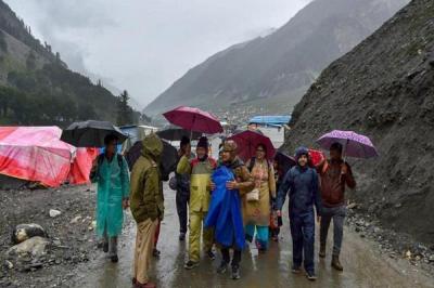 अमरनाथ यात्रा:फंसे हजारों श्रद्धालु, तीन गुणा दाम में पी रहे हैं पानी