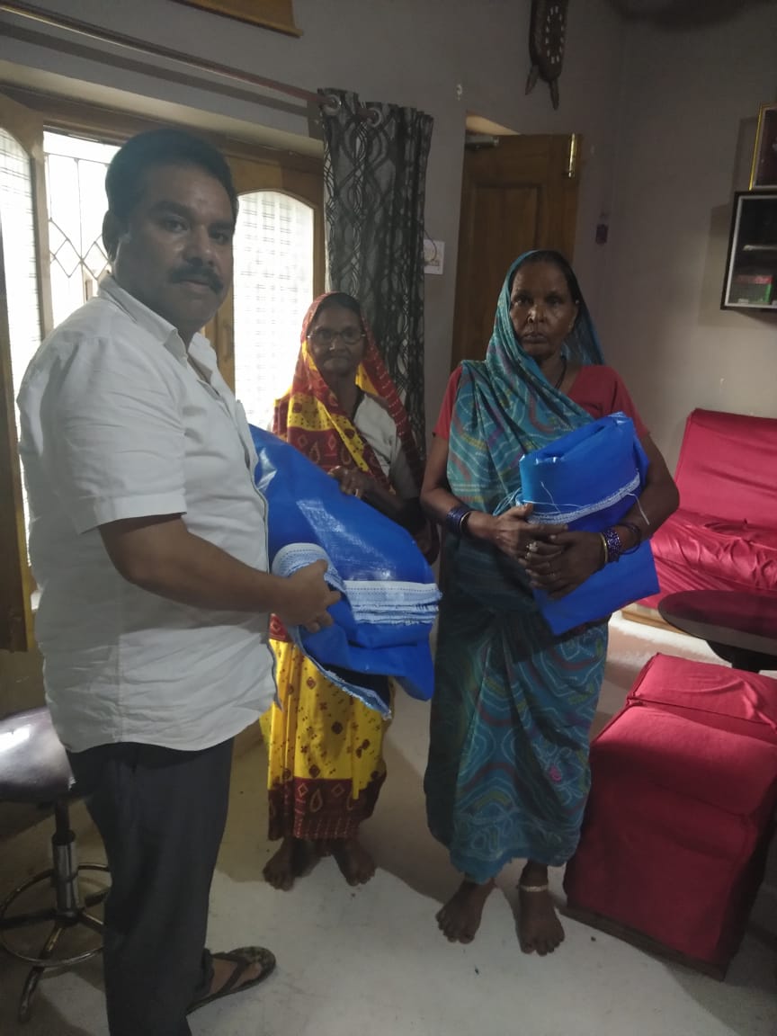 चेयरमैन नौतनवां ने गरीबों में वितरित किया प्लास्टिक तिरपाल