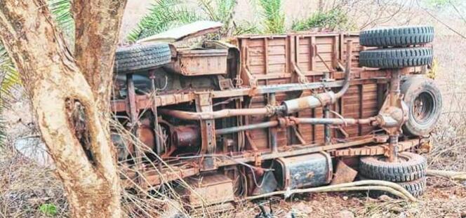 नेपाल:भारतीय मालवाहक ट्रक खाई में गिरी, दो भारतीयो की मौत, एक घायल