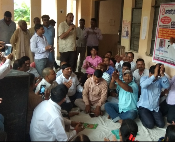 शिक्षकों के धरनास्थल पर पहुंचे पूर्व विधायक,लडाई में समर्थन का ऐलान