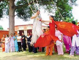 गुजर रहा सावन, न पड़े झूले, न बोले मोर!