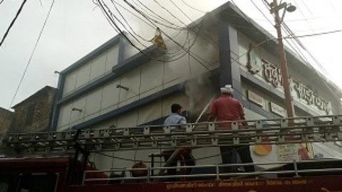 गोरखपुर:कपड़े की दुकान में शार्ट सर्किट से लगी आग लाखो का हुआ नुकसान