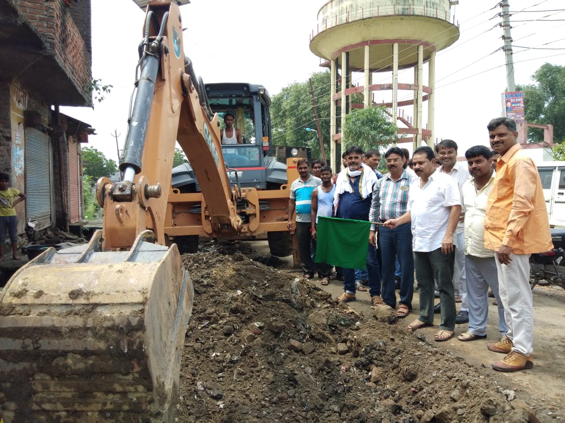 नौतनवां चेयरमैन ने मेन रोड की पटरी निर्माण कार्य को हरी झंडी दिखा कर किया शुभारंभ