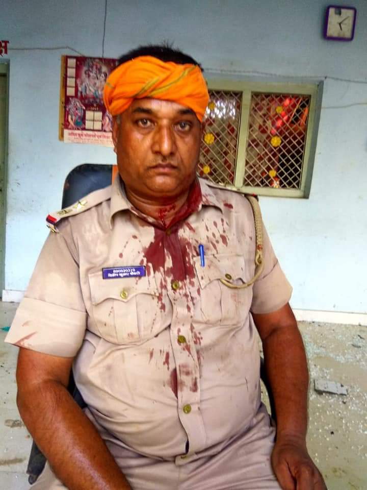 मोहर्रम जुलूस के दौरान विवाद,भीड़ ने फूंकी पुलिस जीप,दरोगा का सिर फटा