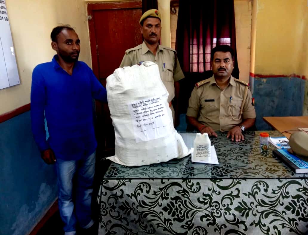 फरेन्दा जीआरपी ने 130 शीशी नेपाली शराब के साथ एक युवक को गिरफ्तार किया