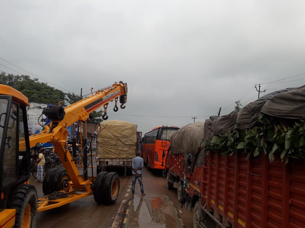 कटिंग के खेल पर एएसपी के आदेश बेअसर,एनएच मार्ग पर भीषण जाम,देशी विदेशी सैलानी रहे परेशान