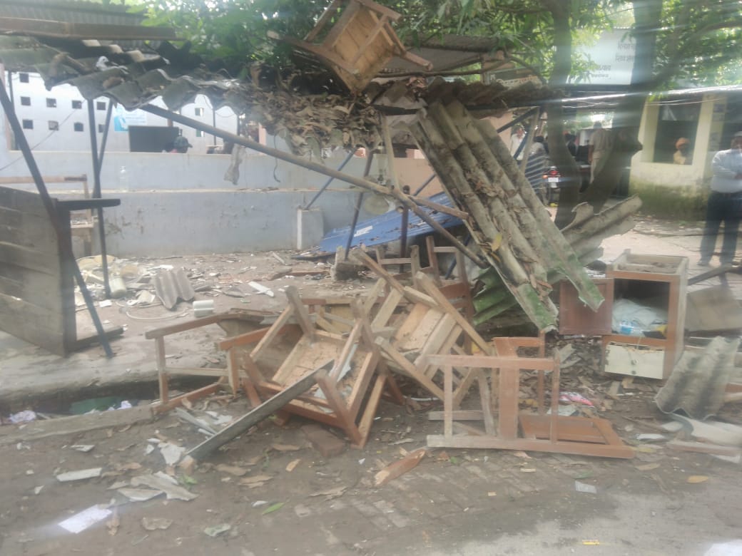 महराजगंज सिविल कोर्ट परिसर में बवाल, वकील के तख्ते पर तोड़फोड़