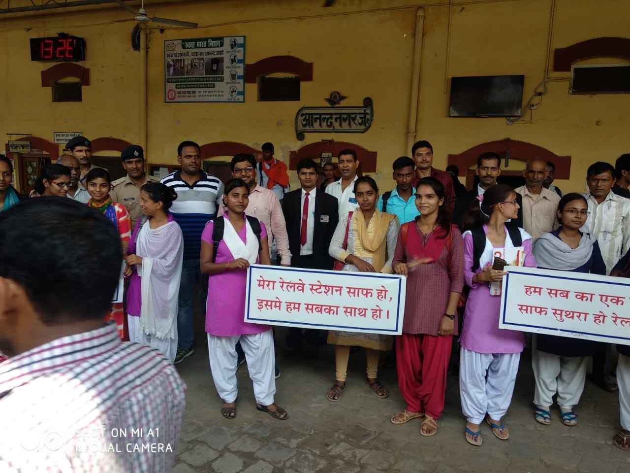 आनंदनगर रेलवे स्टेशन पर स्वच्छता जागरूक कार्यक्रम