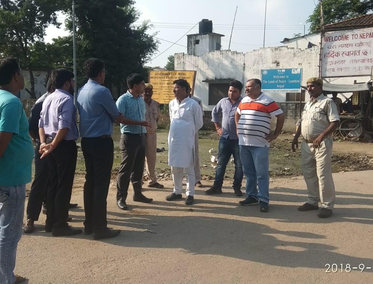 कस्टम उपायुक्त पहुंचे सोनौली बार्डर,सुधीर त्रिपाठी ने की जाम की समस्याओ पर चर्चा