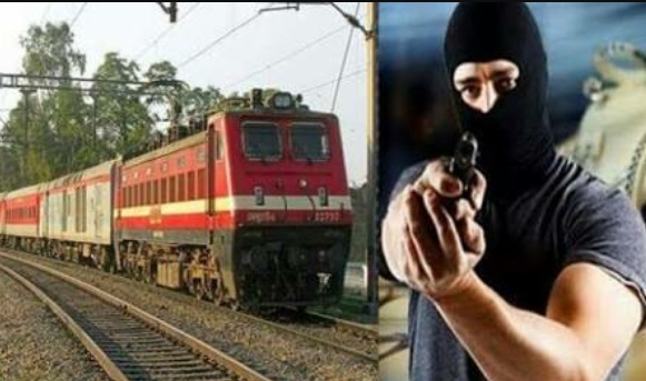 गंगा-कावेरी एक्सप्रेस ट्रेन में डकैती,आधा दर्जन यात्रियों को डकैतो ने मारा चाकू