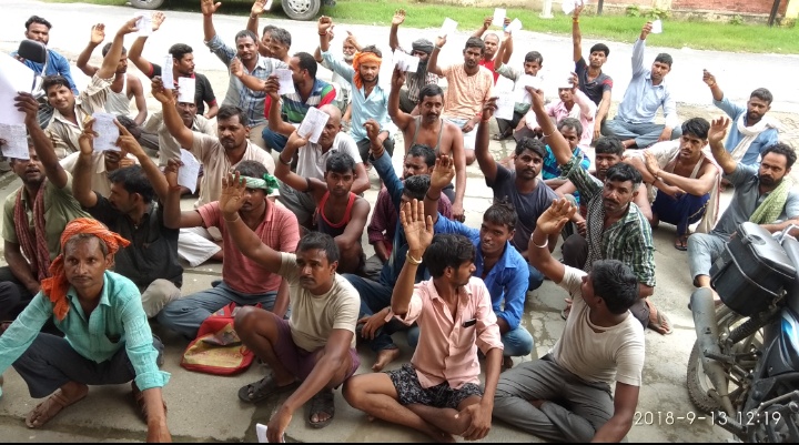 नौतनवा में ट्रकों के कटिंग के खेल से भड़के चालक, तहसील में किया प्रदर्शन, बैठे धरने पर