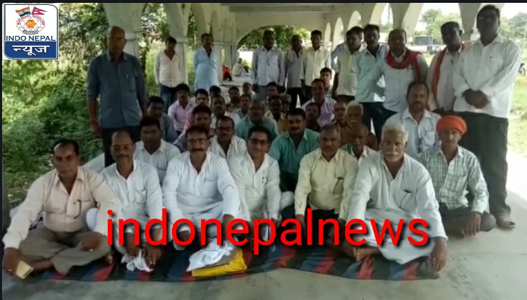 महराजगंज मुख्यालय पर गरजे कोटेदार, दिया धरना ,सौपा ज्ञापन