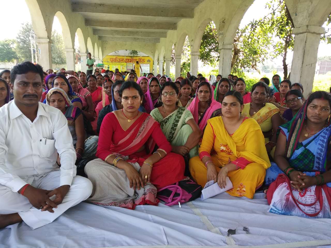 महराजगंज:आंगनवाड़ी कार्यकत्रियों ने की जिला मुख्यालय पर बैठक