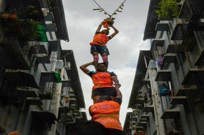 मुंबईःजन्माष्टमी पर दही-हांडी उत्सव की धूम, मानव पिरामिड में 1 गोविंदा की मौत