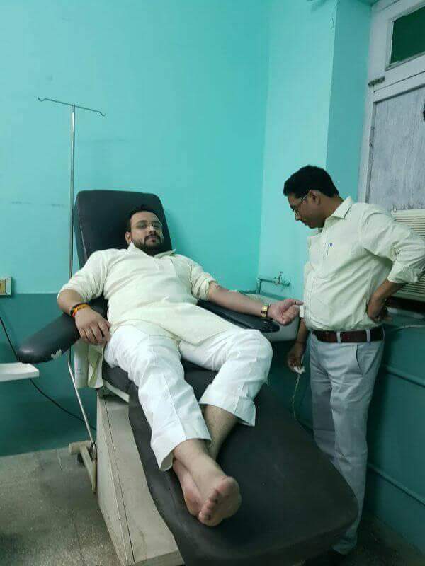 विधायक नौतनवा ने कार्यकर्ता की जान बचाने के लिए दिया अपना खून