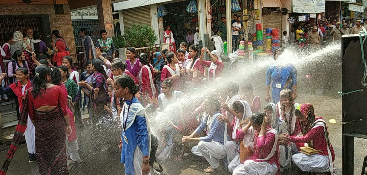 गोरखपुर: मुख्यमंत्री से मिलने की मांग पर अड़े, बीटीसी प्रशिक्षु,पुलिस ने किया हल्के बल का प्रयोग 