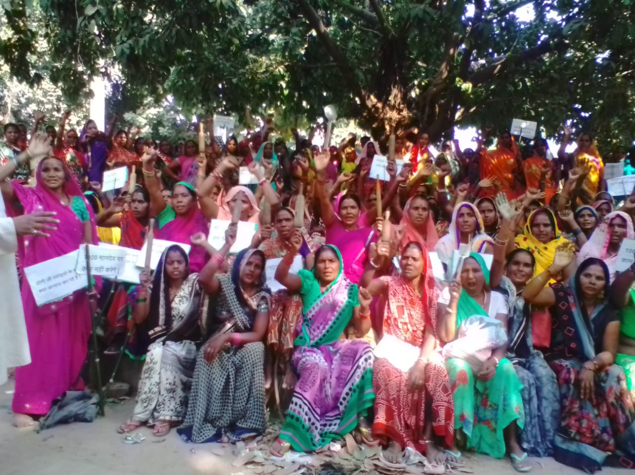 रसोईया कल्याण समिति की महिलाओं ने बेलन के साथ किया प्रदर्शन दिया धरना