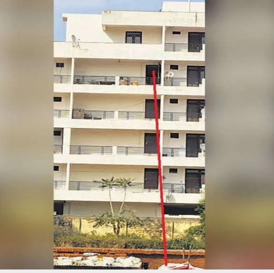 नेपाली युवती नग्न हालत में चौथी मंजिल से कूदी, हाथ-पैर टूटे