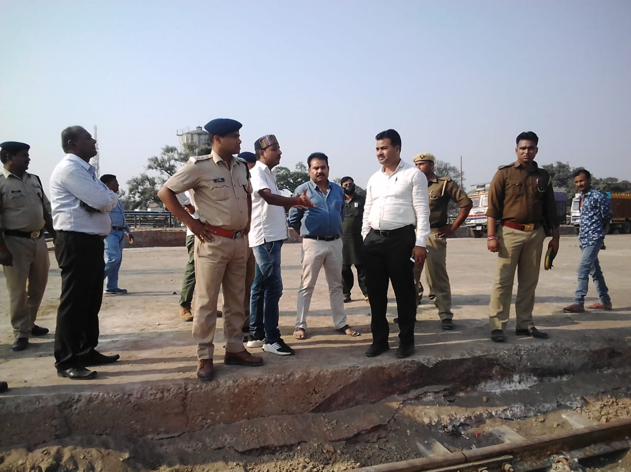 नौतनवा: रेलवे स्टेशन स्थित छठ घाट तक पहुचने में नहीं होने दी जाएगी कोई परेशानी-- गुड्डू खान