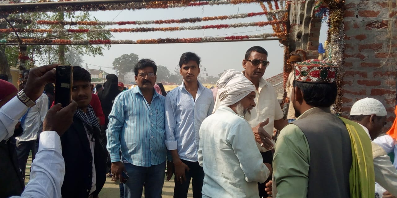 पूर्व विधायक नौतनवा ने हरिहरा बाबा के मजार पर चढ़ाए चद्दर, मांगी दुआ।