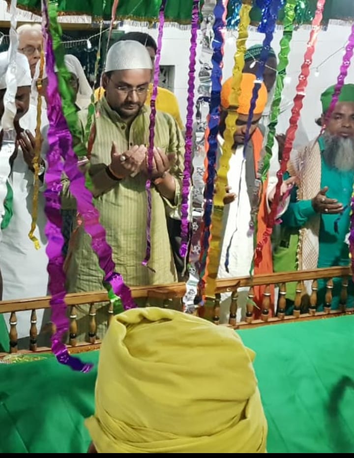 विधायक नौतनवा अमन मणि ने हरिहरा बाबा के मजार पर चढ़ाए चद्दर, मांगी दुआ