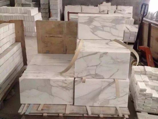 सोनौली बार्डर पर मार्बल व टायल्स की ट्रको को नेपाली प्रशासन ने रोका