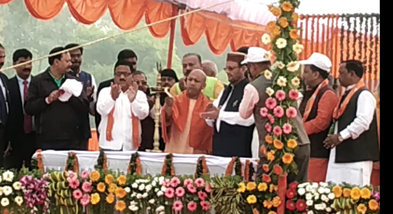 मुख्यमंत्री ने हरी झंडी दिखाकर स्वच्छता रैली का शुभारम्भ किया।