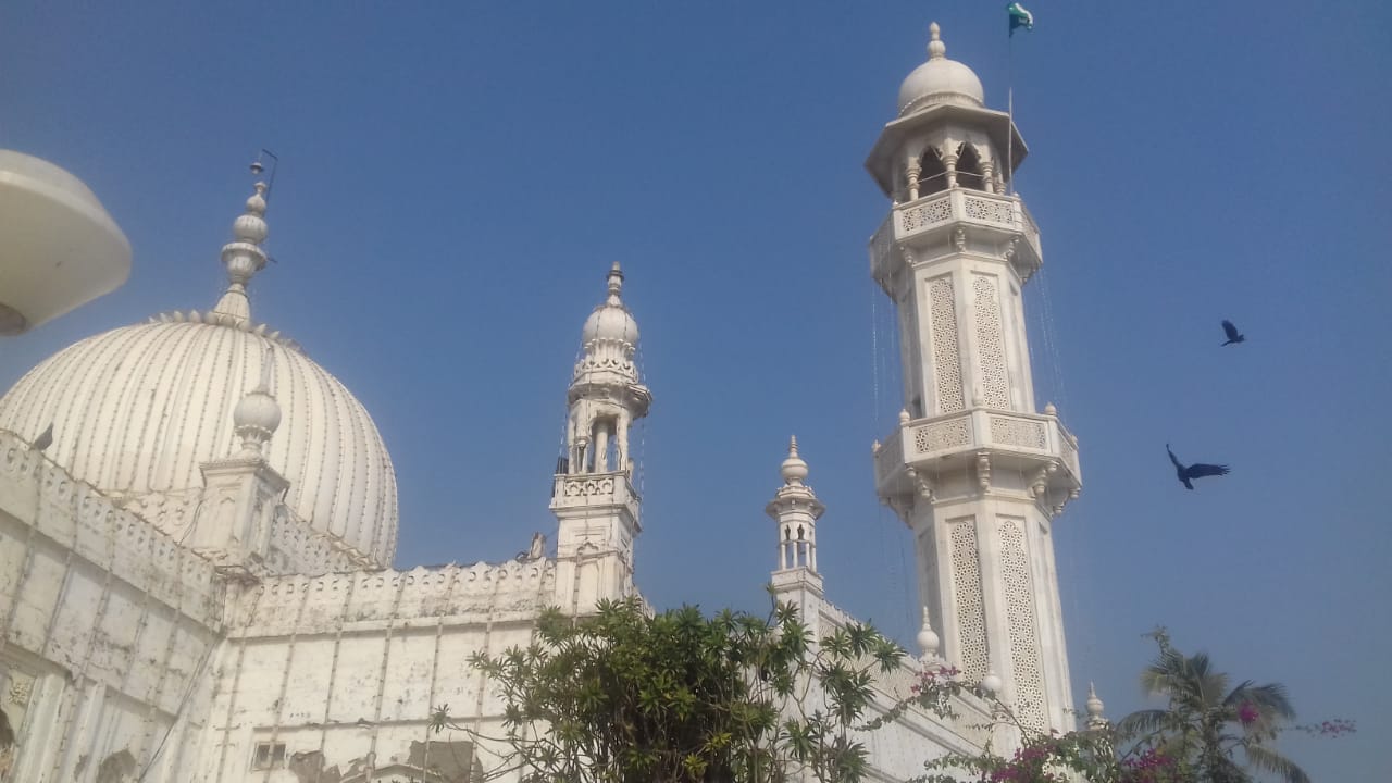 मुंबई : पर्यटकों को खूब पसंद आती है हाजी अली दरगाह।