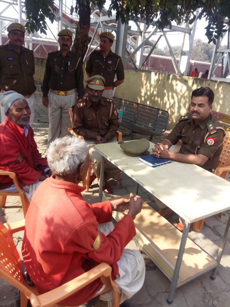 आनंदनगर जीआरपी एसओ ने रेलवे के कुलियों के साथ कि बैठक